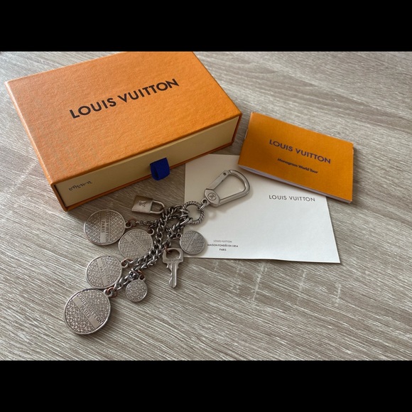 😍Reversible LV Pendent with 925 Silver Necklace😍 - Picture 6 of 10